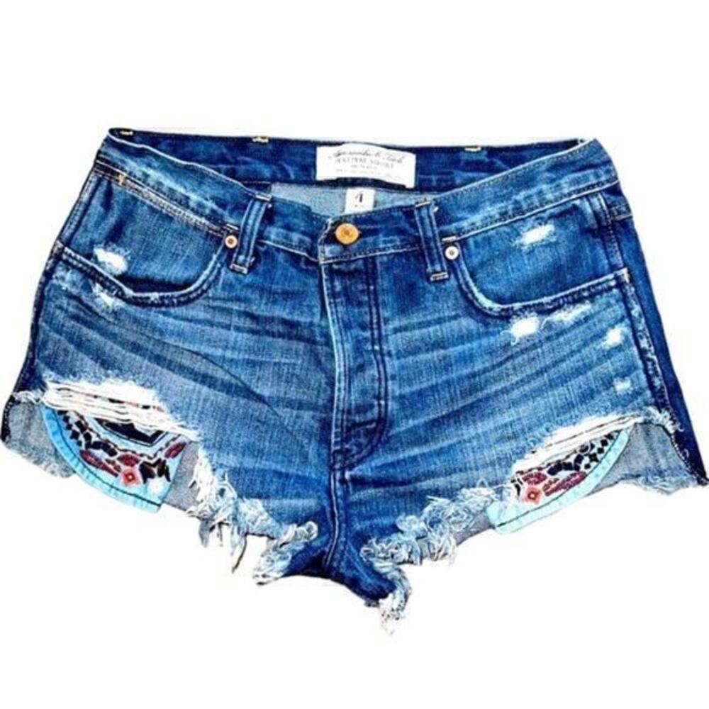 ▶️ Abercrombie & Fitch ◀️ High Rise Festival Shorts. Embroidered inner pockets.